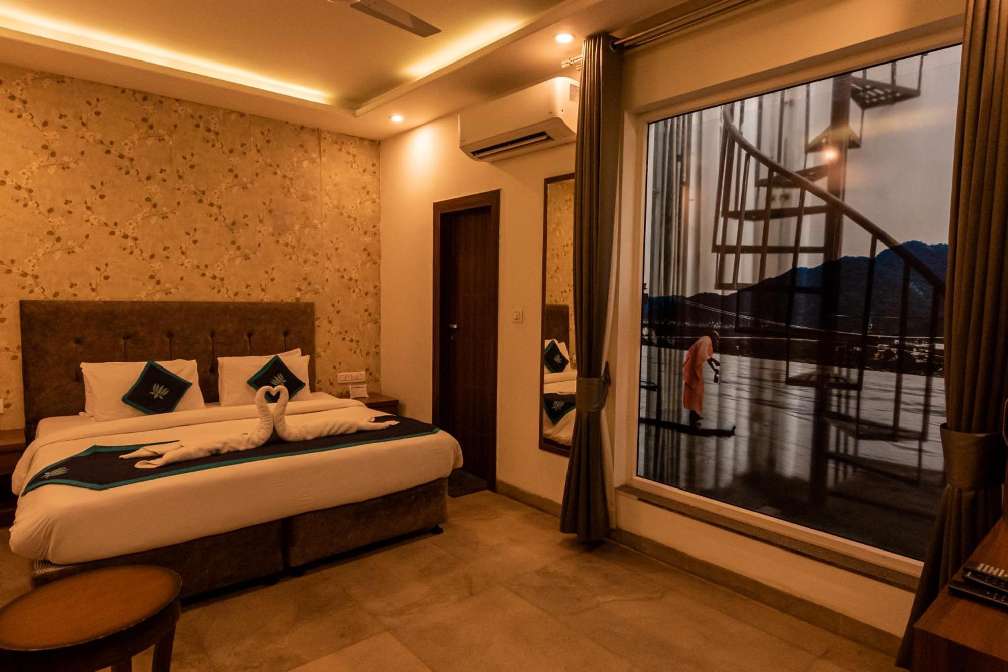 Holywater Hotel By Ganga Kinare #150 Mts From Ganga Ghat Rishikesh Exterior photo